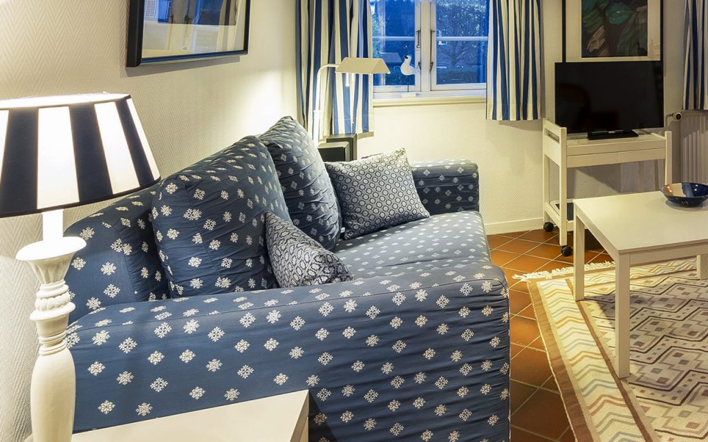 Blaue Couch in der Ferienwohnung